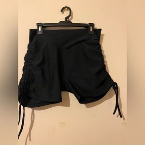 Biker shorts with adjustable sides